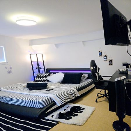 Cozy Stylish Black & White Design Room In The Heart Of Vancouver! Private Parking, Self Check-In & Just 4 Mins To Metrotown! Ngoại thất bức ảnh