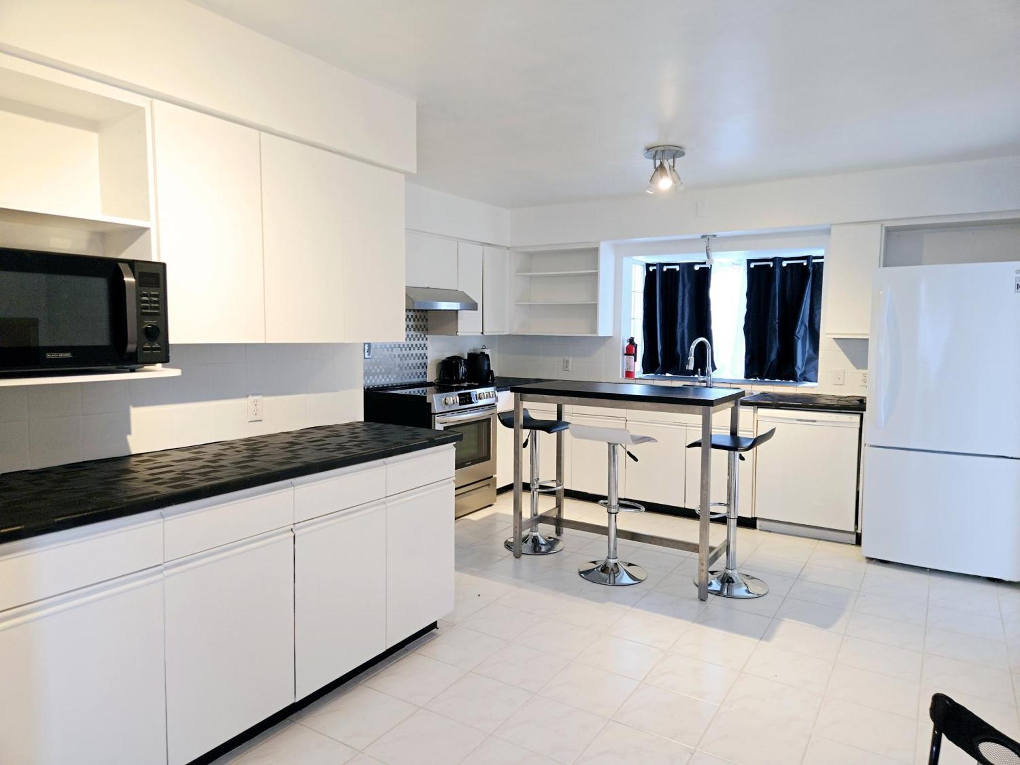 Cozy Stylish Black & White Design Room In The Heart Of Vancouver! Private Parking, Self Check-In & Just 4 Mins To Metrotown! Ngoại thất bức ảnh