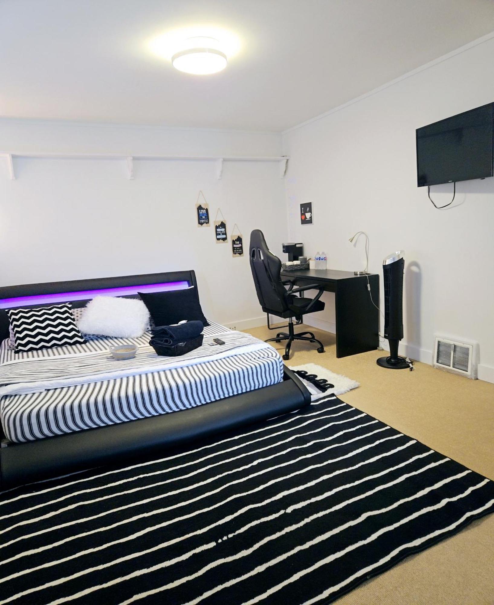 Cozy Stylish Black & White Design Room In The Heart Of Vancouver! Private Parking, Self Check-In & Just 4 Mins To Metrotown! Ngoại thất bức ảnh