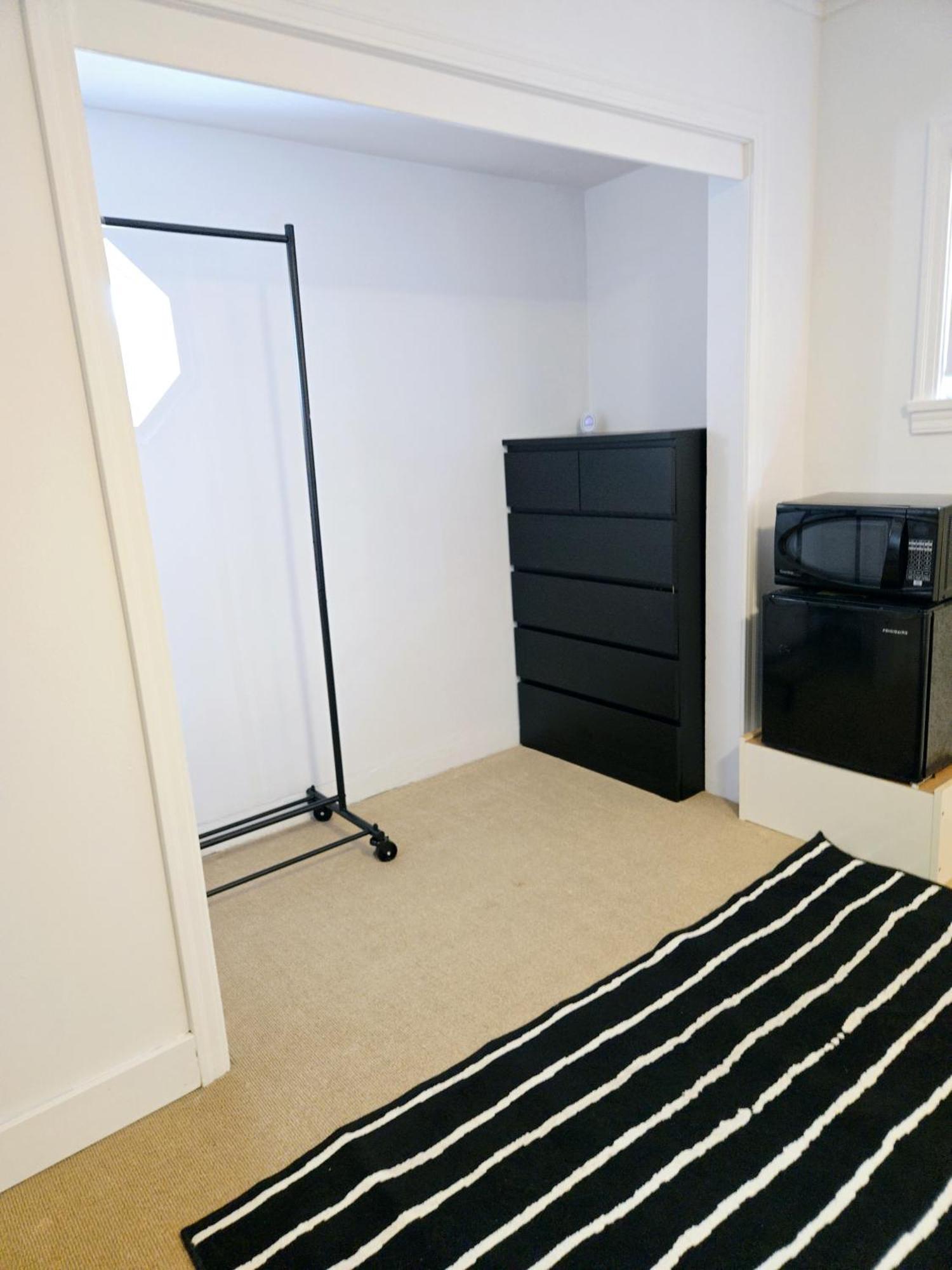 Cozy Stylish Black & White Design Room In The Heart Of Vancouver! Private Parking, Self Check-In & Just 4 Mins To Metrotown! Ngoại thất bức ảnh