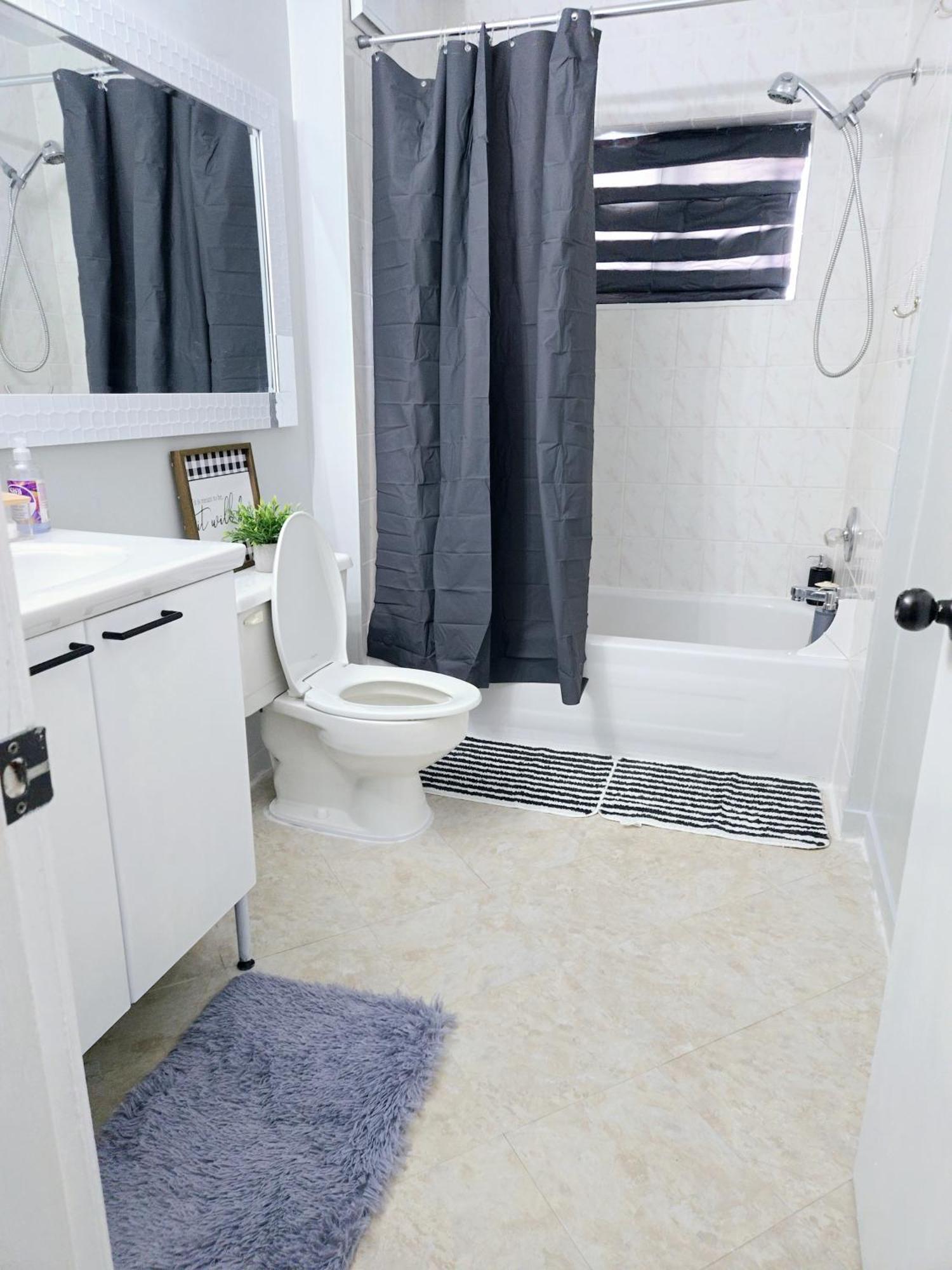 Cozy Stylish Black & White Design Room In The Heart Of Vancouver! Private Parking, Self Check-In & Just 4 Mins To Metrotown! Ngoại thất bức ảnh