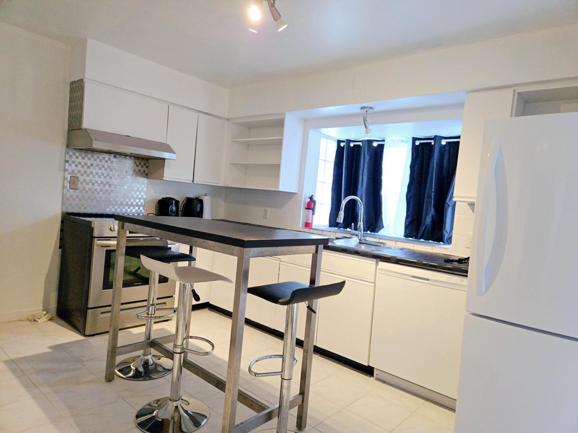Cozy Stylish Black & White Design Room In The Heart Of Vancouver! Private Parking, Self Check-In & Just 4 Mins To Metrotown! Ngoại thất bức ảnh