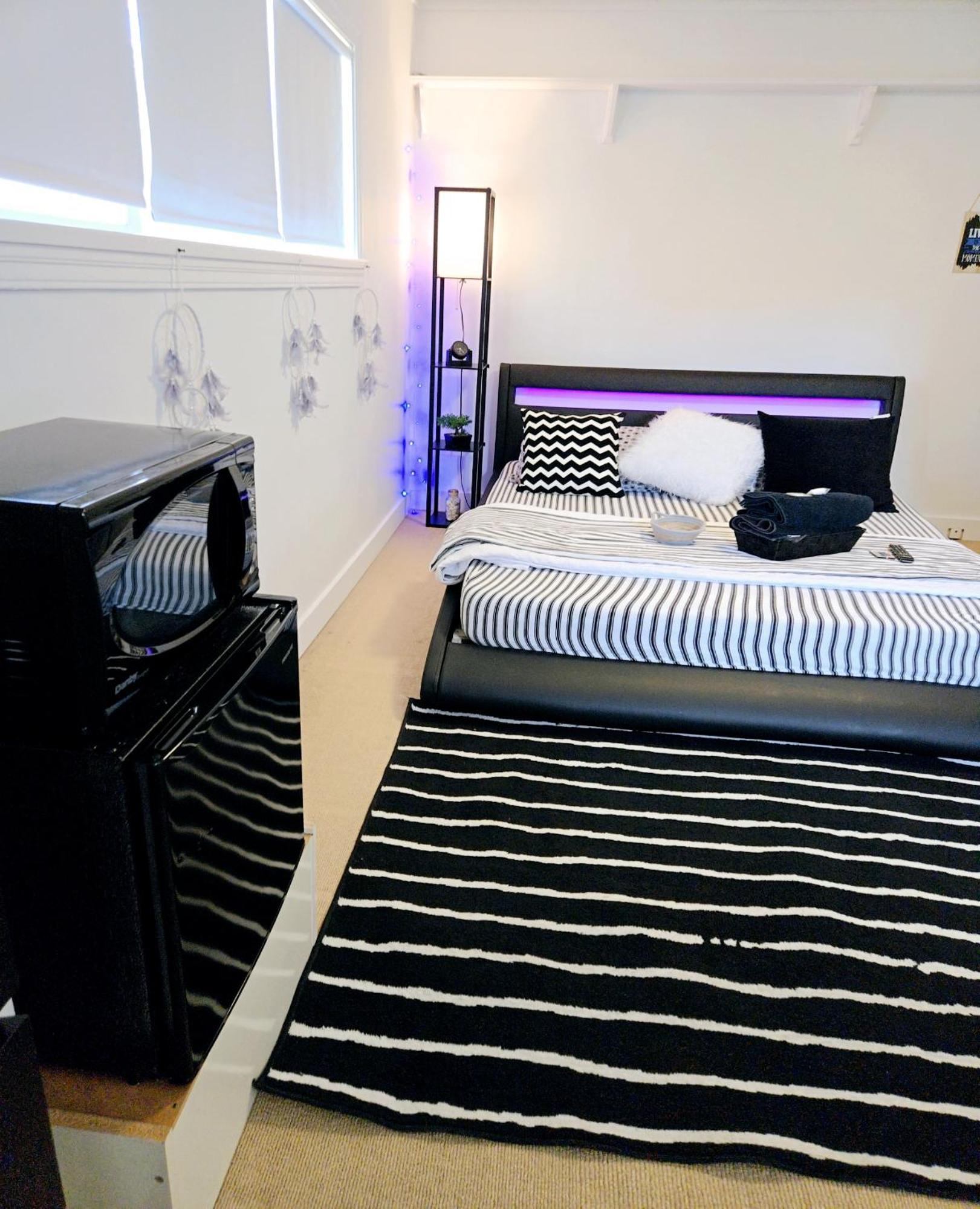 Cozy Stylish Black & White Design Room In The Heart Of Vancouver! Private Parking, Self Check-In & Just 4 Mins To Metrotown! Ngoại thất bức ảnh