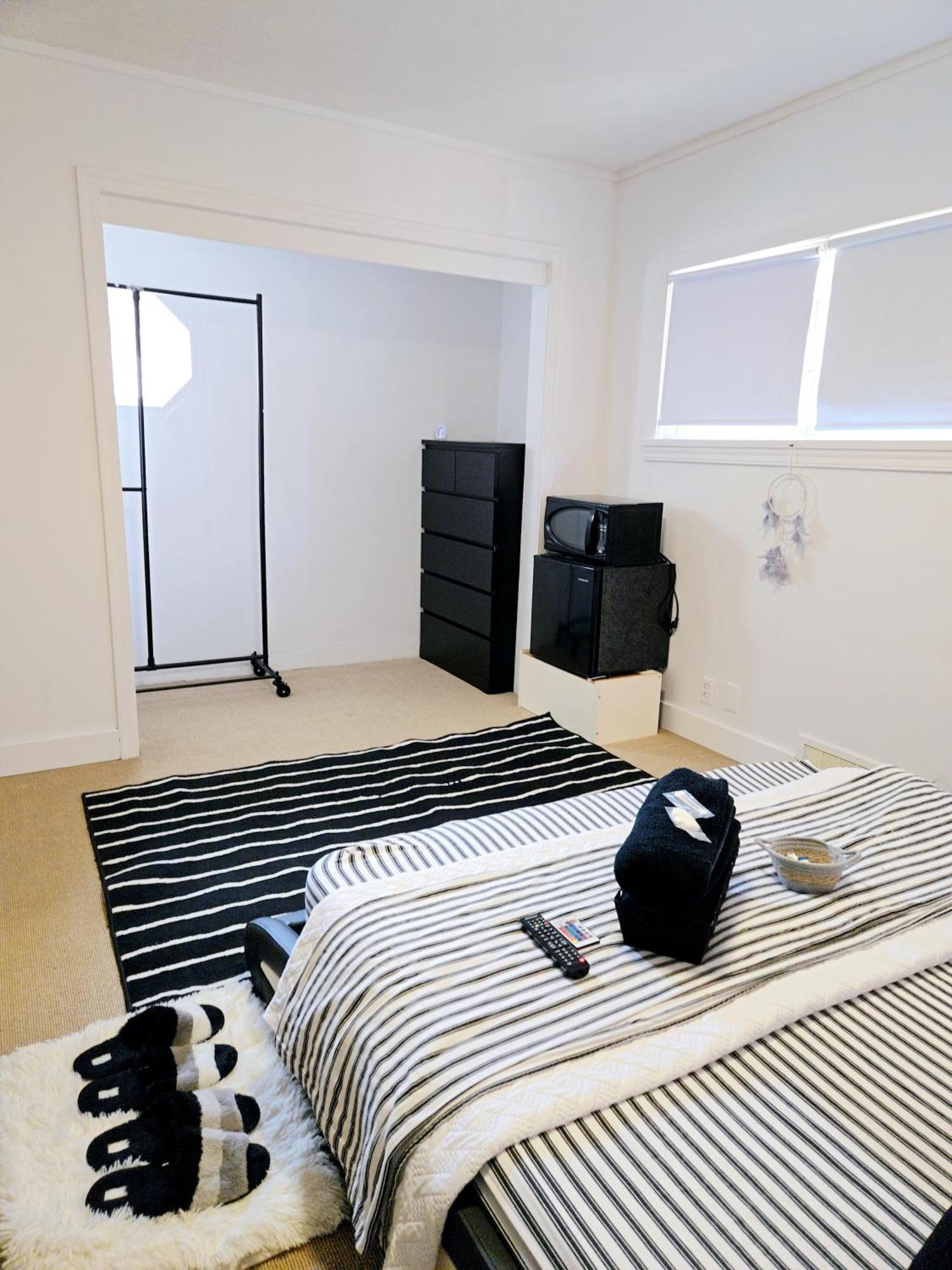 Cozy Stylish Black & White Design Room In The Heart Of Vancouver! Private Parking, Self Check-In & Just 4 Mins To Metrotown! Ngoại thất bức ảnh