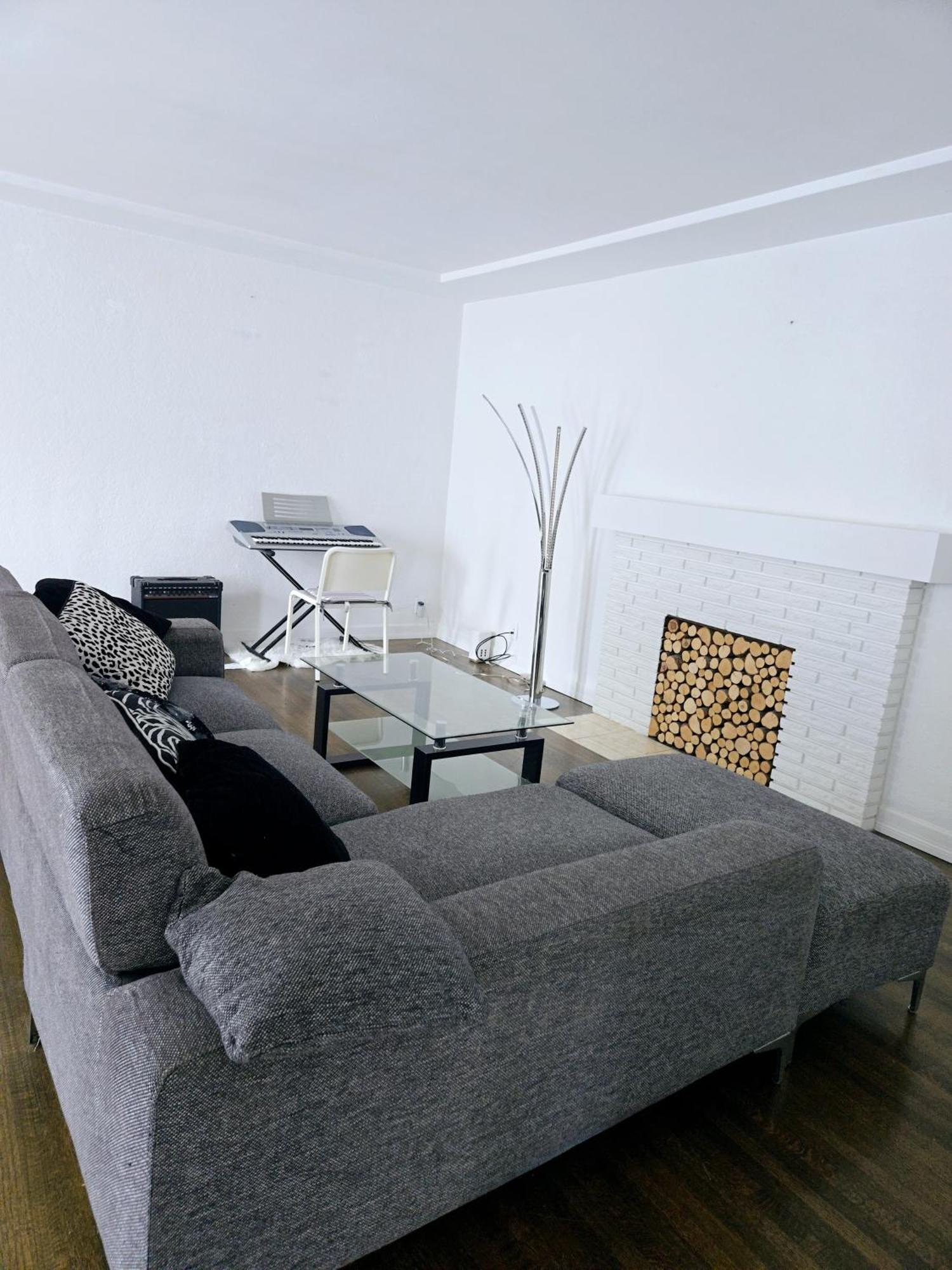 Cozy Stylish Black & White Design Room In The Heart Of Vancouver! Private Parking, Self Check-In & Just 4 Mins To Metrotown! Ngoại thất bức ảnh