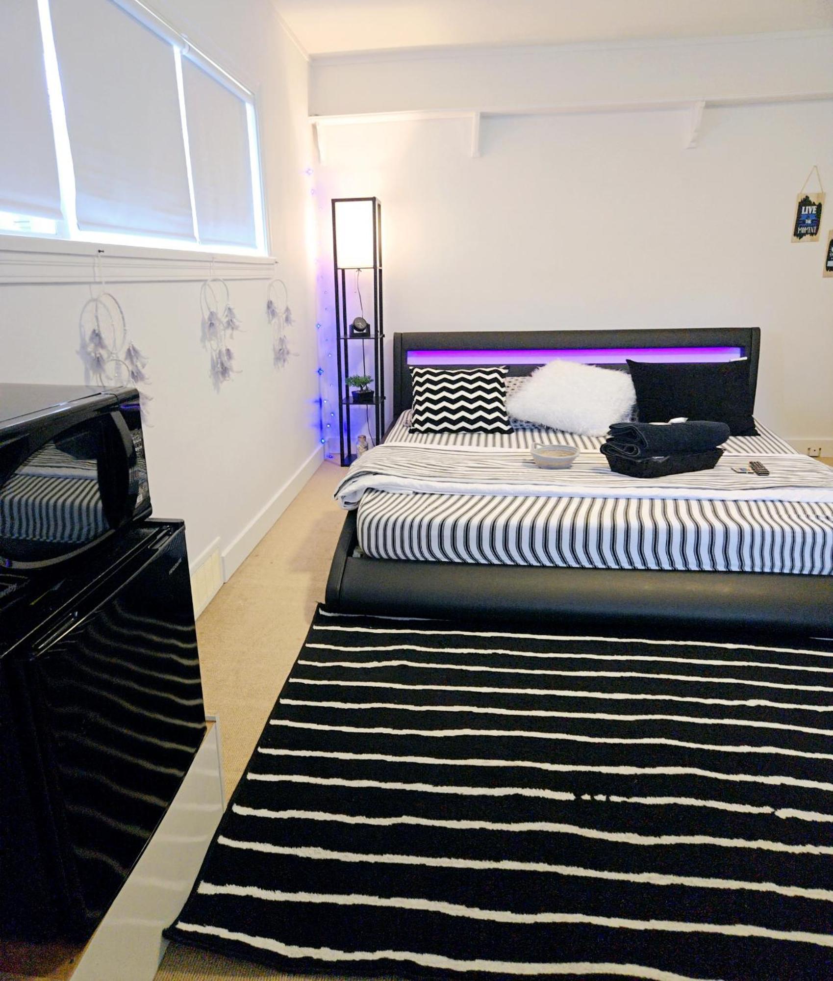 Cozy Stylish Black & White Design Room In The Heart Of Vancouver! Private Parking, Self Check-In & Just 4 Mins To Metrotown! Ngoại thất bức ảnh