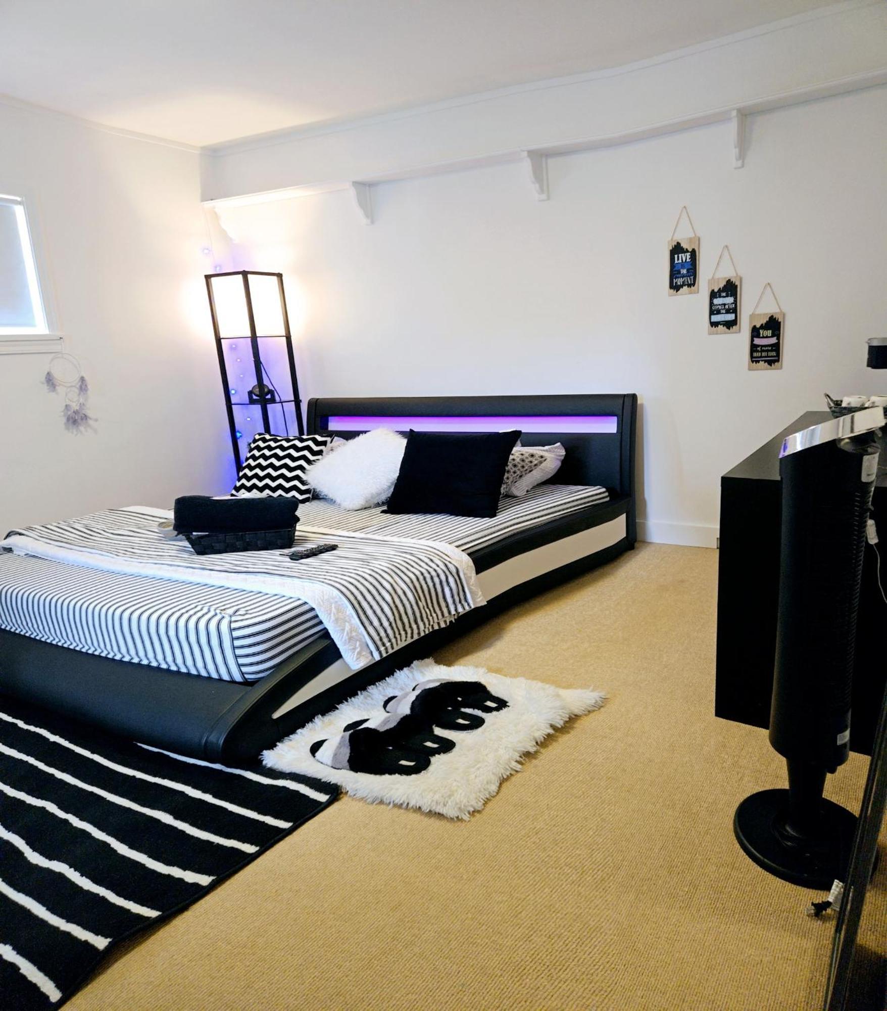 Cozy Stylish Black & White Design Room In The Heart Of Vancouver! Private Parking, Self Check-In & Just 4 Mins To Metrotown! Ngoại thất bức ảnh